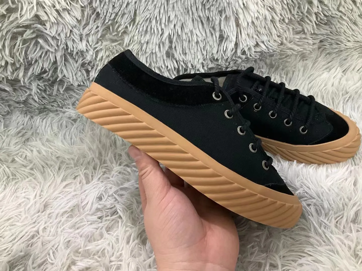 👟👟Ex-factory price 440👟👟 2023 Gucci casual sneakers, top version! 🌸1:1 reproduction. New model for early spring, creating a perfect style💣💣💣street style🔥🔥🔥cool and trendy C-level fashionable outfit with retro and futuristic feel🌹🌹🌹classic shoe shape + British color matching design, super attractive. All kinds of leather splicing, original reverse mold last, imported high-end knitting needle jacquard fabric showing exquisite texture! Open mold to customize high-density outsole. Comes fully packaged. Size: Female 35-41 Male 39-46